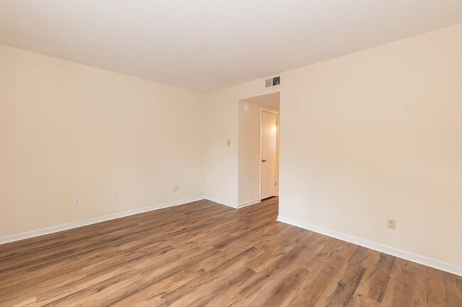 Building Photo - 718 Shawnee Dr