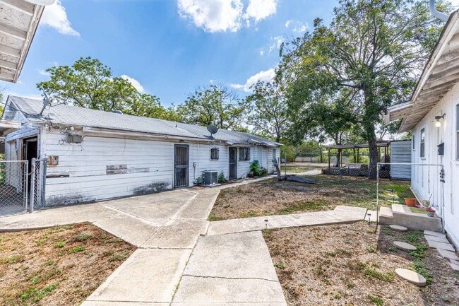 Building Photo - 226 W Harding Blvd
