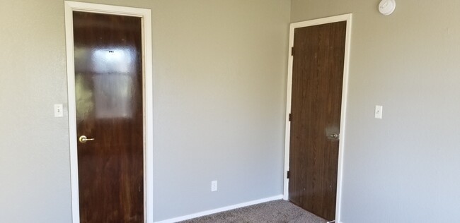 Building Photo - Large one bedroom one bath upstairs unit. ...