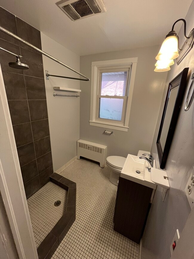 Building Photo - 237 E Walnut St