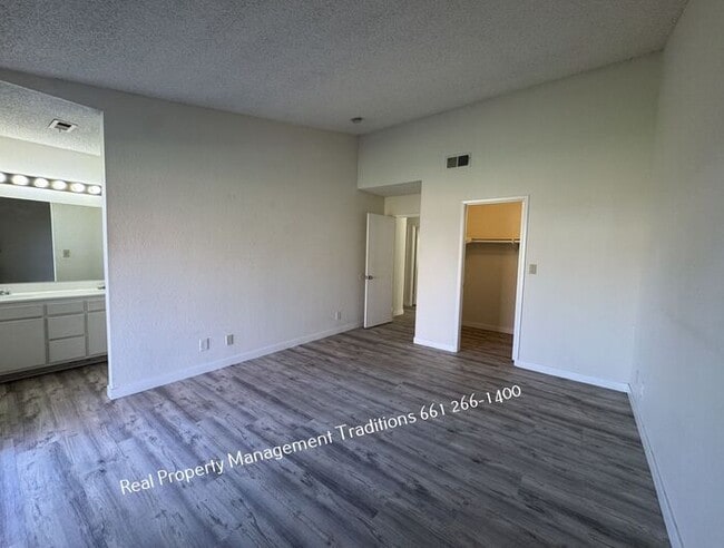 Building Photo - Great 4 + 2 in Rosamond!