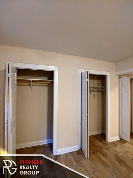 Building Photo - 3721 N Pine Grove Ave