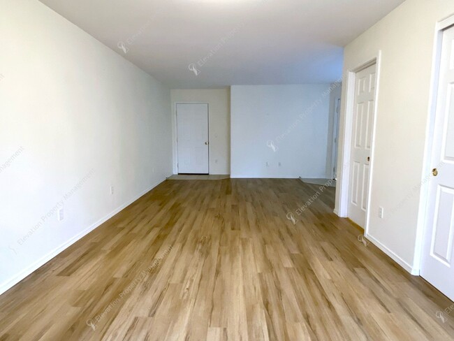 Building Photo - 2BR - 1.5BA Townhouse Living in the Heart ...