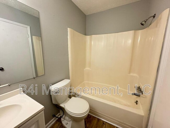 Building Photo - 918 Lakewood Ln