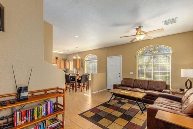 Building Photo - 2 Bedroom, 2.5 Bath Townhome Available NOW!