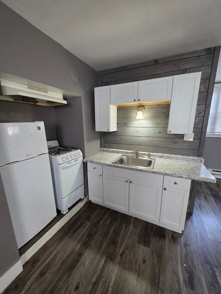Building Photo - 653 S 69th St