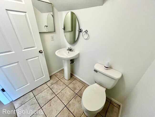 Building Photo - 2 br, 2.5 bath House - 715 Kensington Lake...