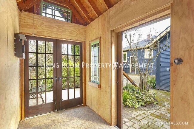 Building Photo - 1927 SE Spokane St