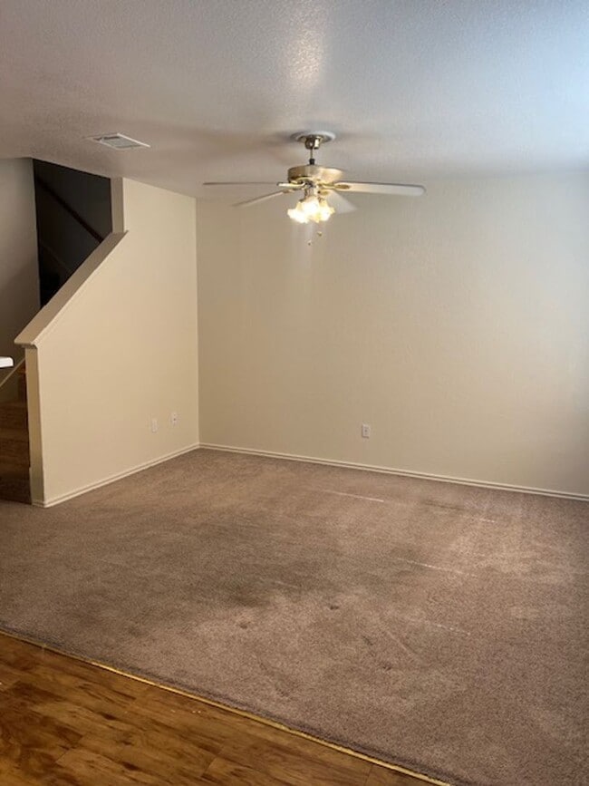 Building Photo - 913