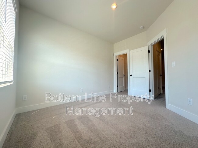 Building Photo - 9542 Munsing Dr
