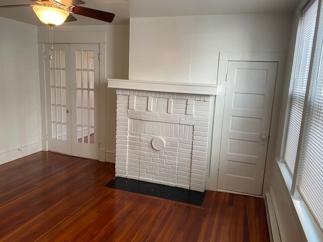 Building Photo - Great 1st Floor Apartment in Historic Home!
