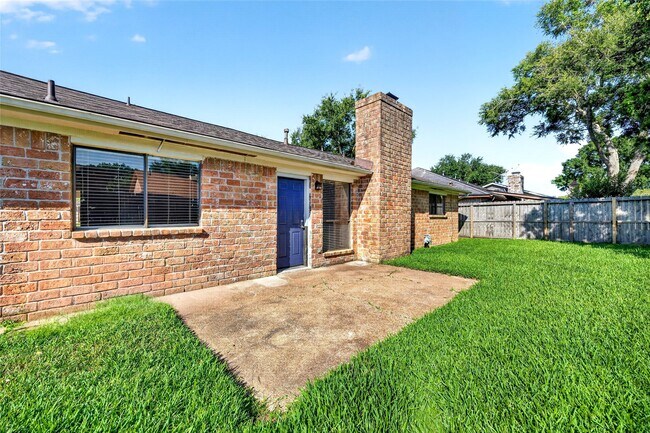 Building Photo - 3031 Shawnee Dr