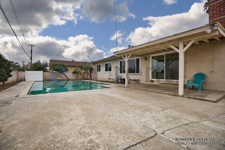 Building Photo - 630 La Presa Dr