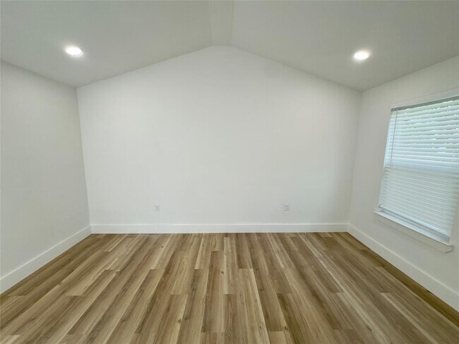 Building Photo - 715 E Live Oak St