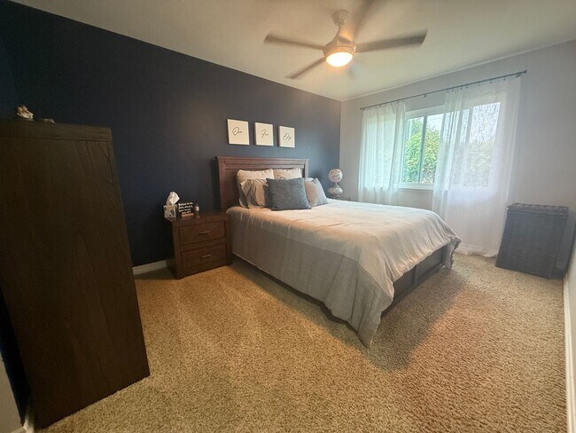 Building Photo - Spacious 4 bedroom condo backs to Westwood...