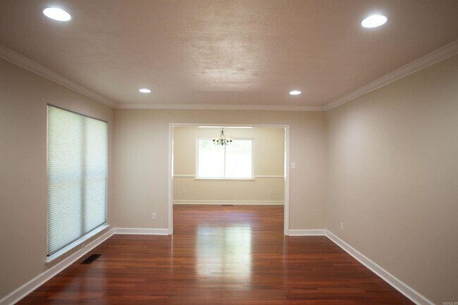 Building Photo - 8607 Linda Ln