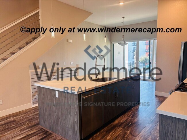 Building Photo - Gorgeous Rare MIDTOWN tri-level Modern home w/ Rooftop Patio!