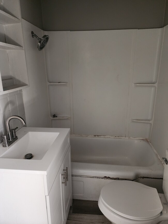 Building Photo - 2404 E Randolph Ave