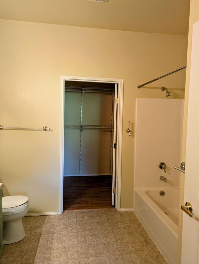 Building Photo - Modern 2-Bed, 2-Bath Condo in Klahanie – E...