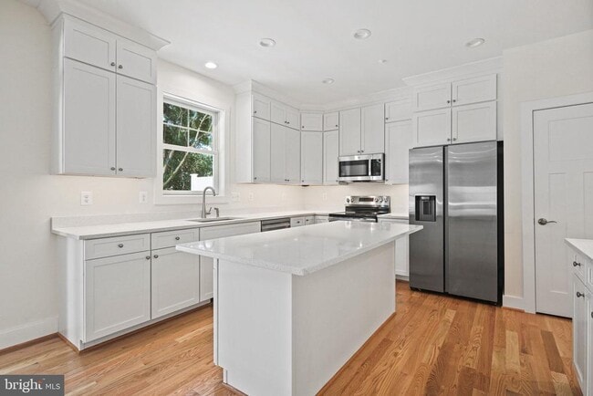 Building Photo - 922 Waterview Dr