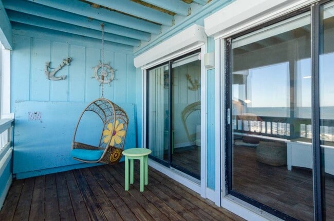 Building Photo - 1437 Fort Fisher Blvd S