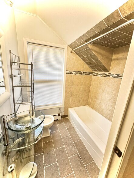 Bathroom - 428 Merrick St