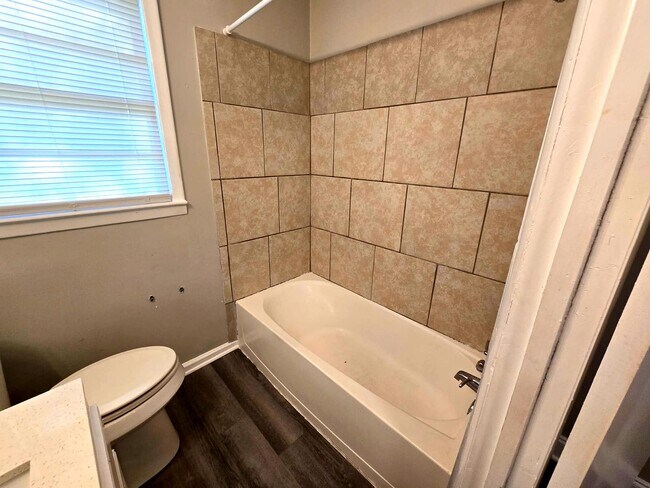 Building Photo - 810 Crestwood Terrace