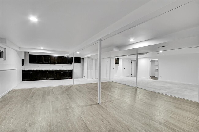 Building Photo - 1645 Estate Cir