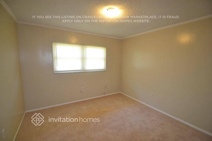 Building Photo - 3705 Pin Oaks St
