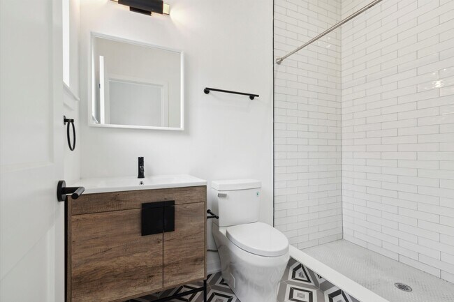 Building Photo - 1535 N Sydenham St