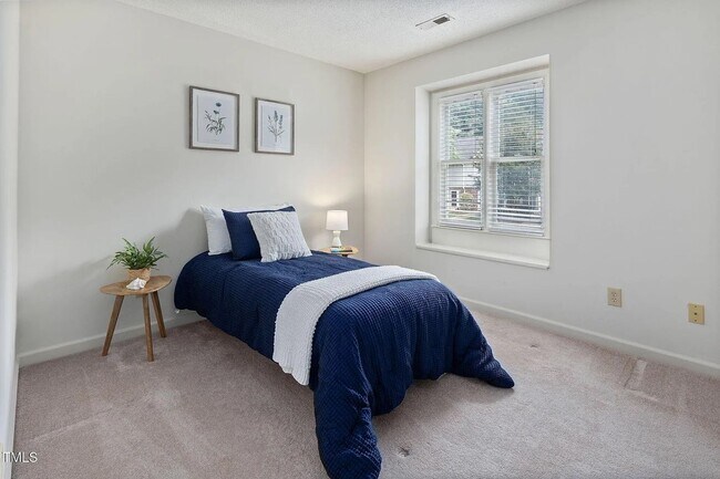 Building Photo - Townhouse in Woodcroft!