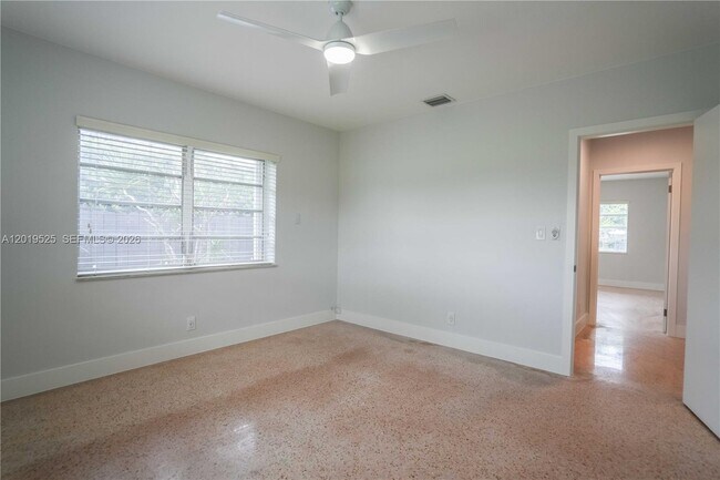 Building Photo - 475 S Shore Dr