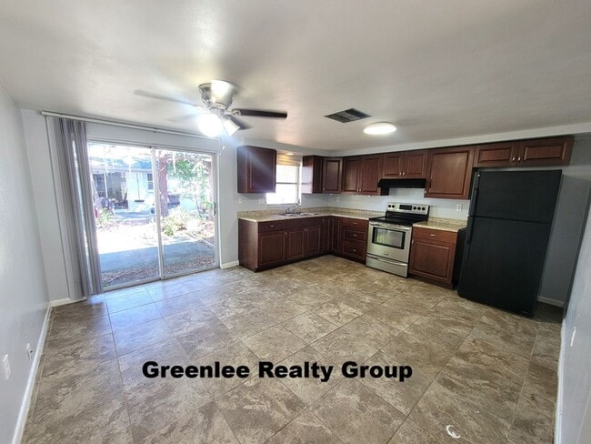 Building Photo - Spacious 2 Bed/ 1 Bath Triplex Apt. Trash and Lawn Included!