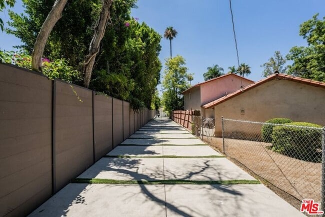 Building Photo - 17520 Embassy Dr