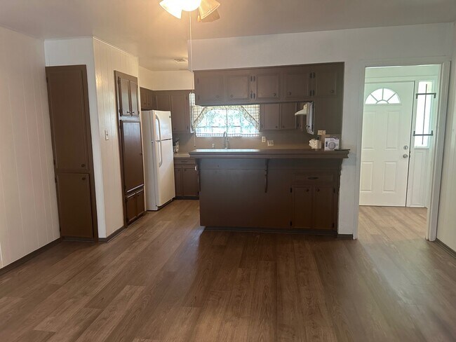 Building Photo - 6003 Heatherbrook Dr