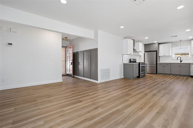 Building Photo - 630 S Heights Dr