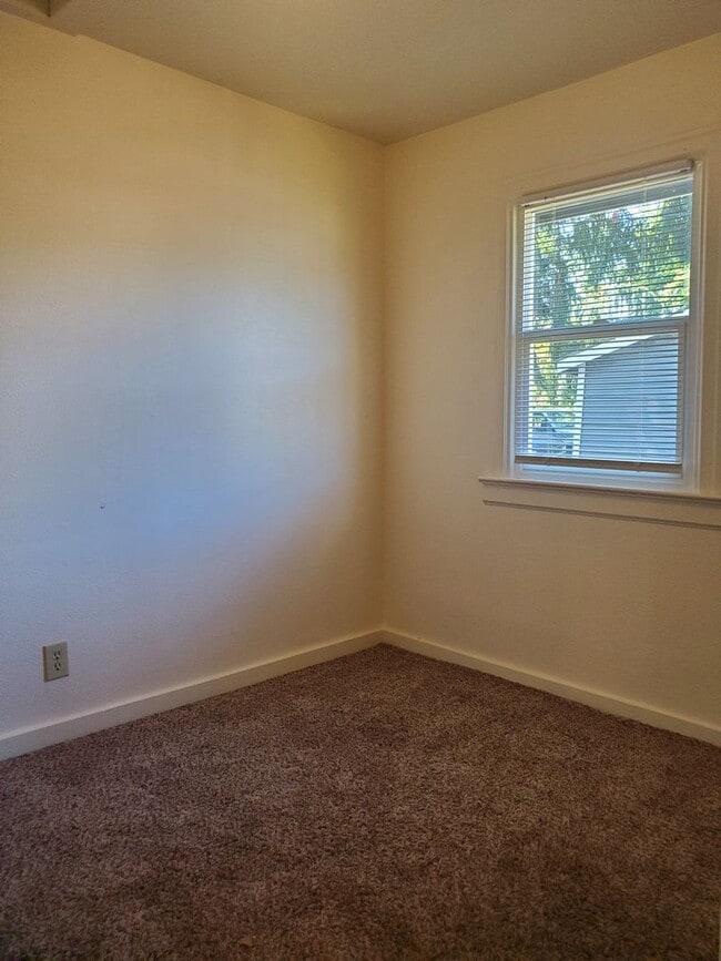 Building Photo - Darling 2 bedroom between Manette & Illahee