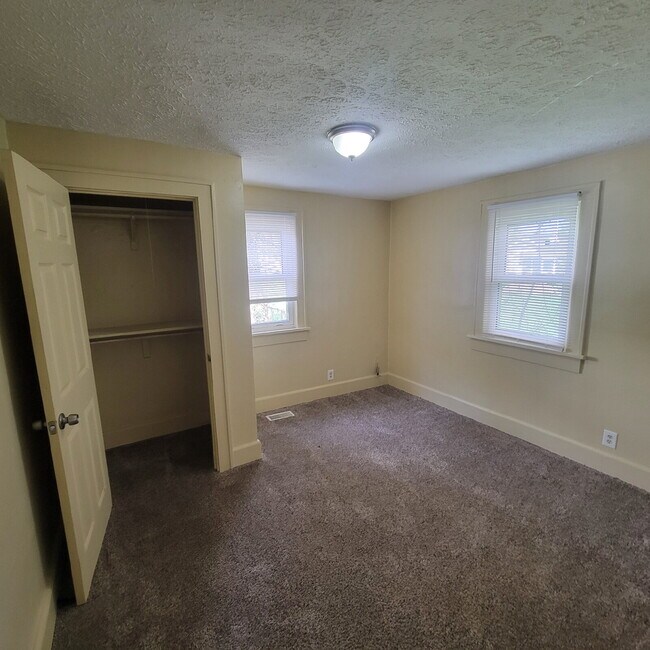 Building Photo - 2 Bedroom Lawrence home.