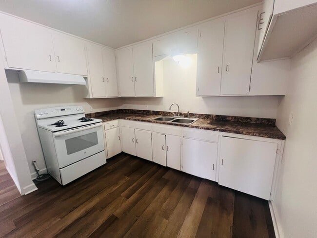 Building Photo - Beautifully Updated 4 Bedroom 1.5 Bathroom Home located Northeast Wichita, KS.