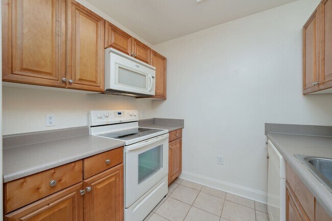 Building Photo - 2 Bedroom Townhouse in Crestview!