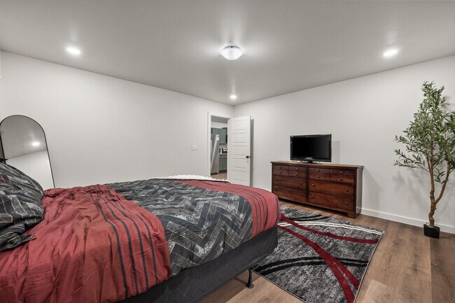 Building Photo - 2515 Kenwood Ave