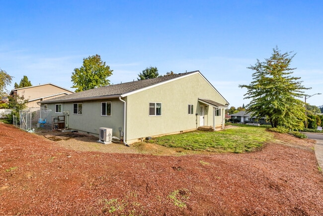 Building Photo - 524 NE Dallas Dr
