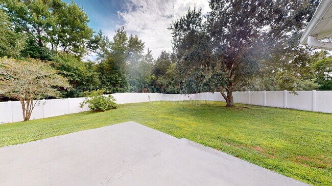 Building Photo - 13290 Pacemaker Dr