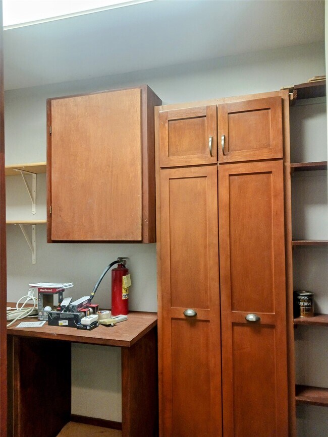 Building Photo - 923 W 41st St