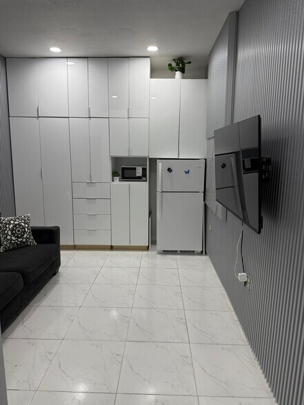 STUDIO SUITE - 10775 NW 81st Ln