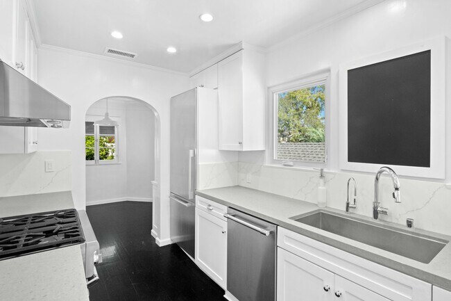 Building Photo - 1516 S Crest Dr