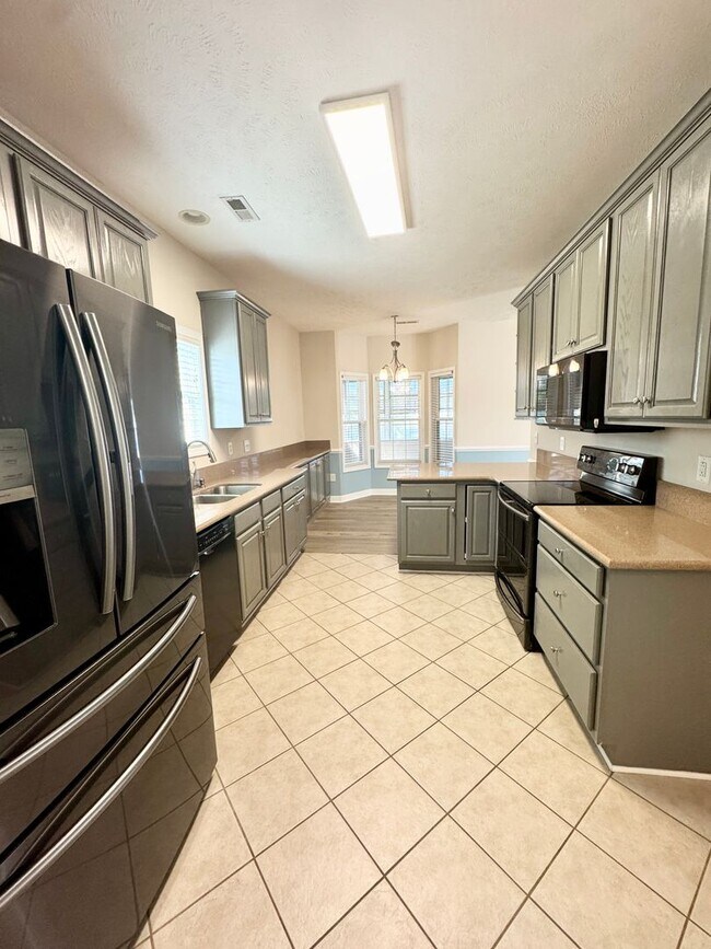 Building Photo - SPACIOUS WATERFRONT 3 bed/3.5 bath with lo...