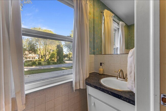 Building Photo - Magnificent 6 bedroom house in desirable H...