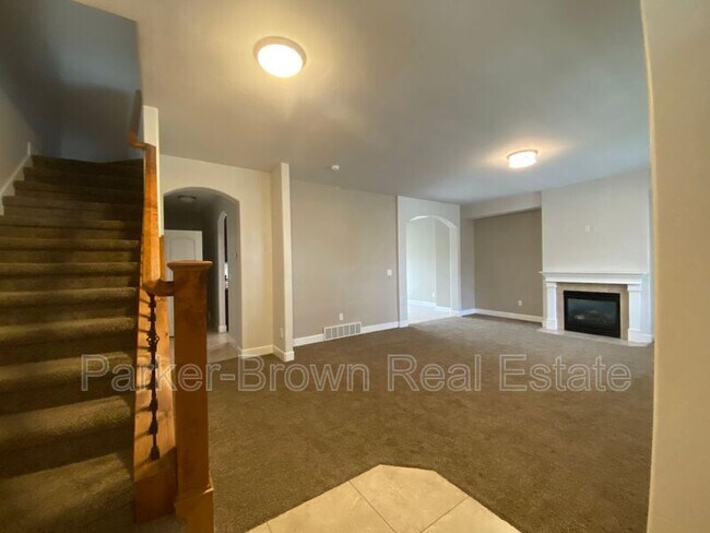 Building Photo - 5561 W Pkwy W