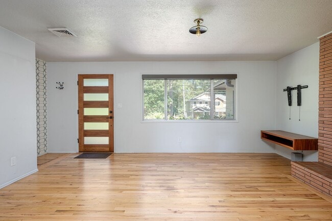Building Photo - Charming Mid-Century Home in Lake Oswego School District